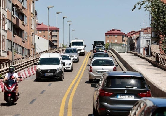 Vehículos en el viaducto de Arco de Ladrillo esta semana, durante las obras de reparación de emergencia.