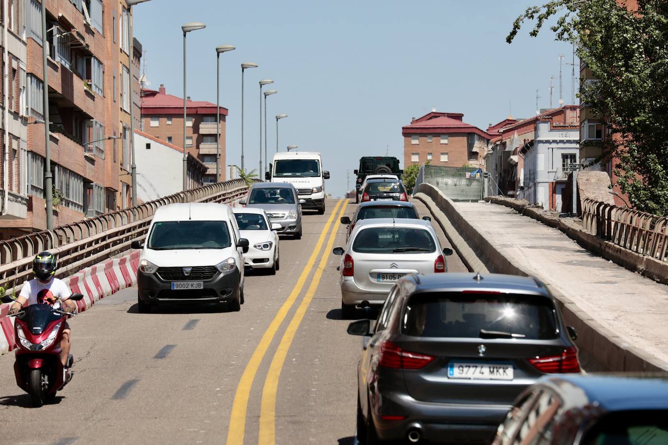 Vehículos en el viaducto de Arco de Ladrillo esta semana, durante las obras de reparación de emergencia.