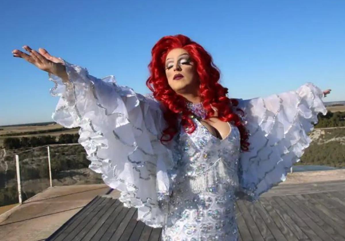 La 'drag queen' Ácida Liss encargada de amenizar la jornada dedicada a las personas mayores en Megeces.