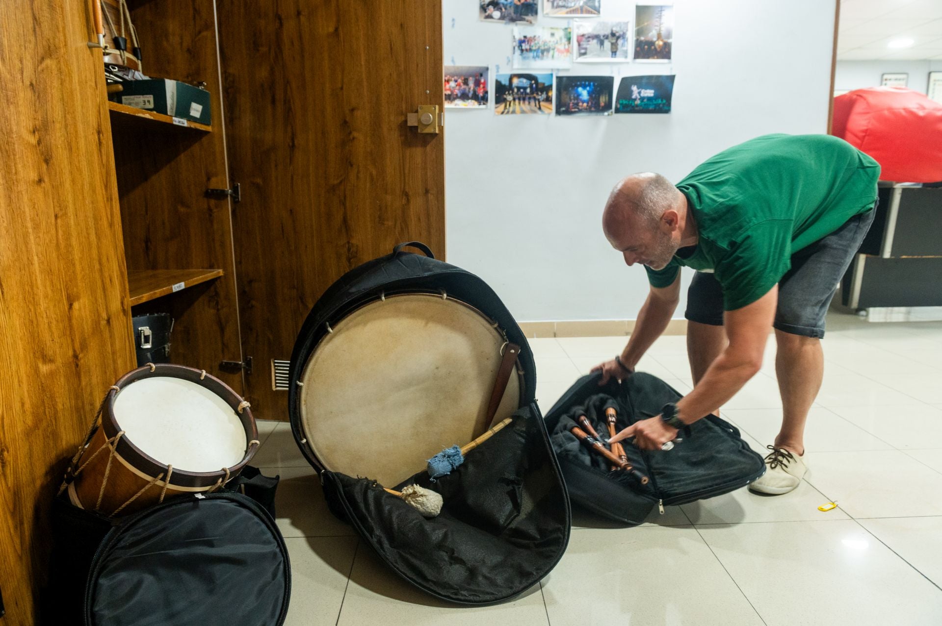 Fernando Martín mostrando algunos instrumentos donados a la Casa de Galicia.