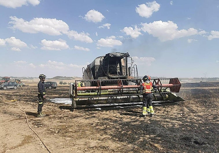 La cosechadora, calcinada por el incendio.