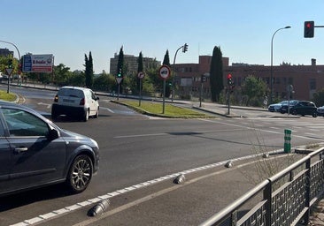 Empotra su coche contra dos señales y un semáforo en la avenida de Salamanca