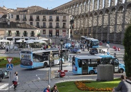 Varios autobuses del servicio público de transporte urbano, durante el ensayo de las lanzaderas.