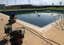 Labores de mantenimiento en la piscina municipal.