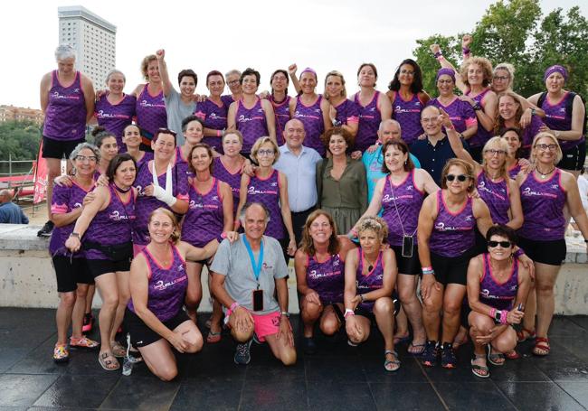 El alcalde, junto a las integrantes de Vallkirias, pregoneras este año de las fiestas.