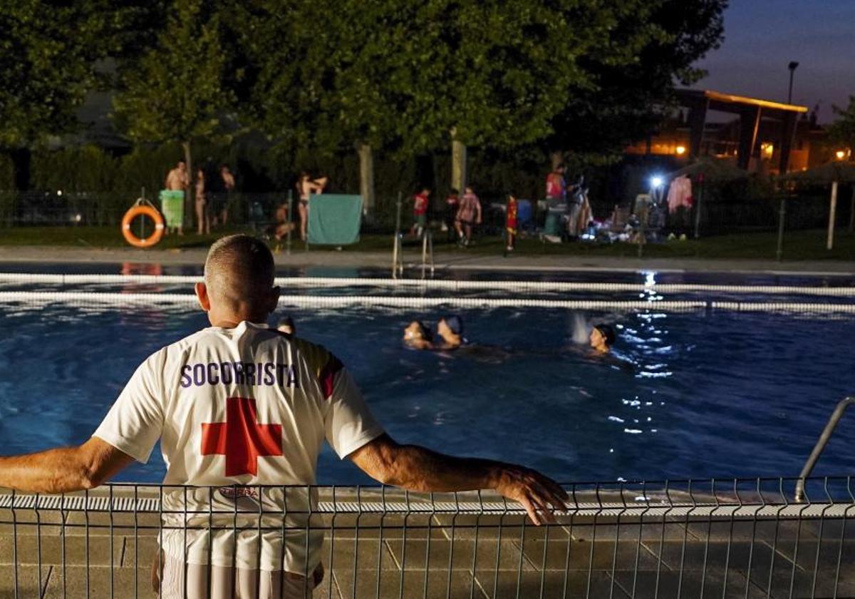 Baño nocturno en la noche de ayer en las piscinas de Viana.