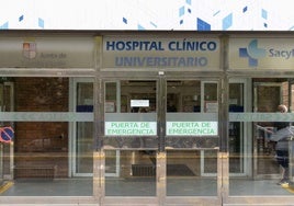 Puerta de acceso al hospital Clínico, en el que falleció el bebé.