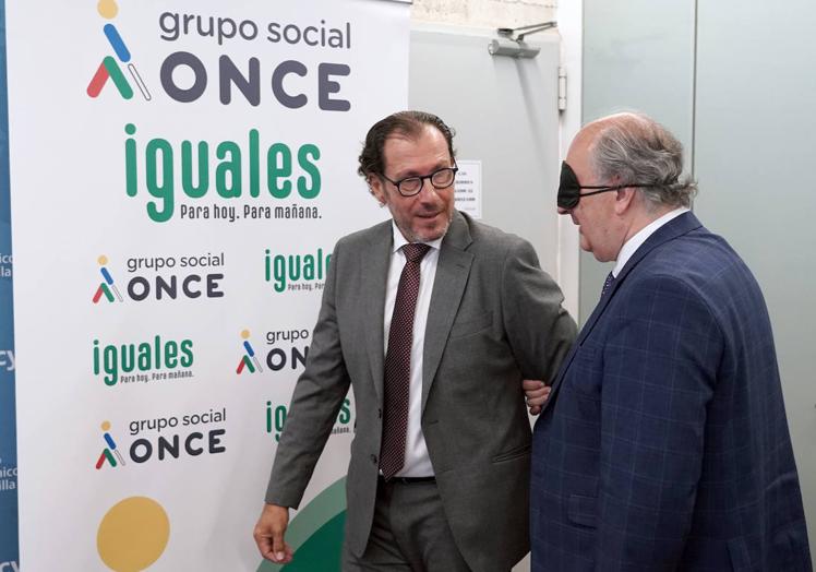 El presidente del CES, Enrique Cabero, y el delegado de la ONCE en Castila y León, Ismael Pérez