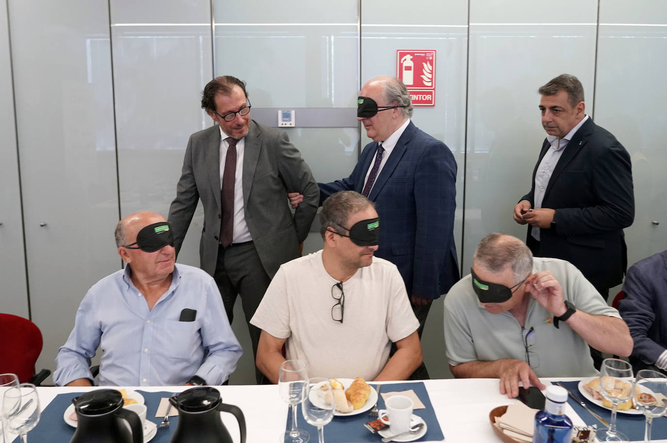 Asistentes al 'Desayuno a ciegas' de la ONCE