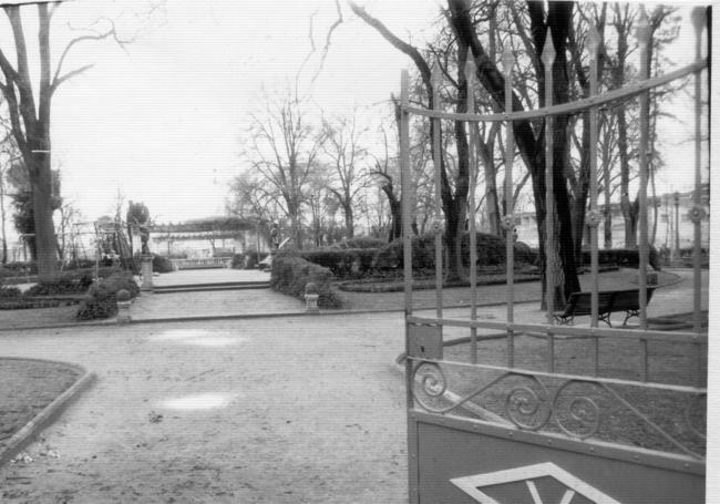 Acceso al parque, cuando en los 70 tenía puertas.