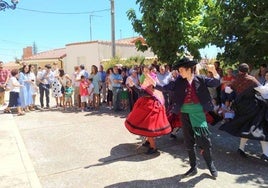 Los bailes tradicionales siempre acompañan estos festejos.