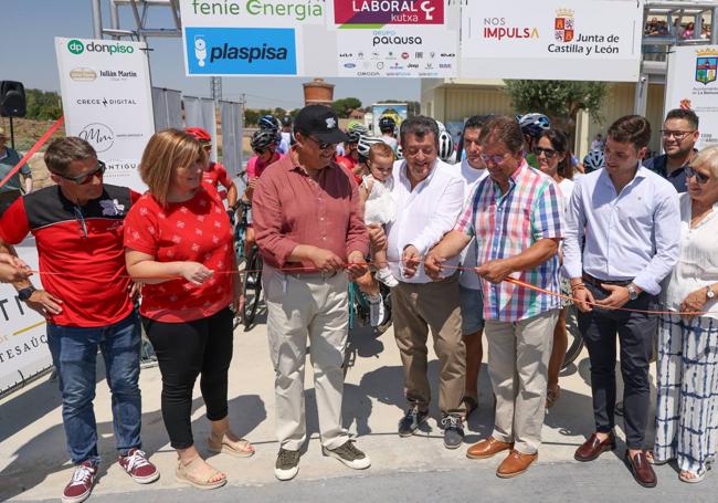 Corte de cinta en Fuentesaúco (Zamora) con Juan del Canto, diputado de deportes de Zamora; Maribel Escribano, diputada de Zamora; el alcalde de Fuentesaúco; los gerentes de Quesería La Antigua y el director de organización Carlos Castro.