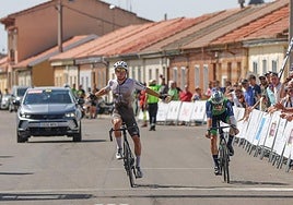 Jordi Artigues, celebra la victoria al sprint, por delante de Cavia.