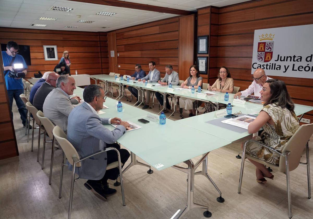 Un momento de la reunión entre el equipo de la Consjería y Urcacyl.