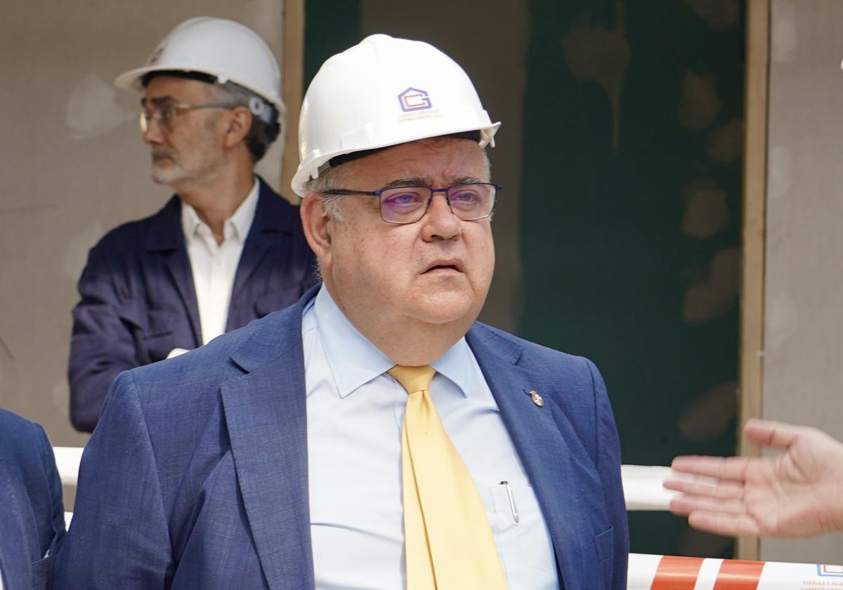 Alejandro Vázquez, titular de Sanidad, durante su visita a las obras del centro de salud de La Magdalena, en Valladolid.