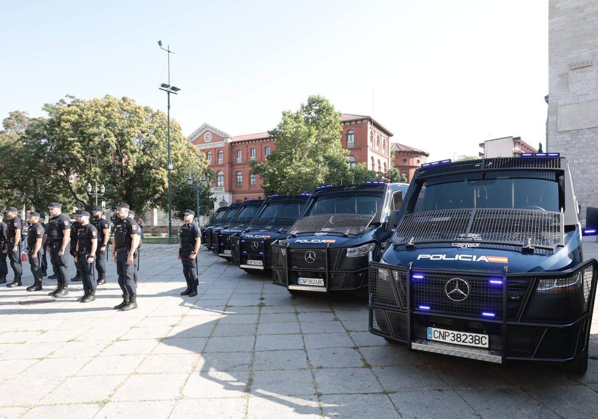 La nueva flota de la UIP, en San Pablo, con los agentes de la unidad.