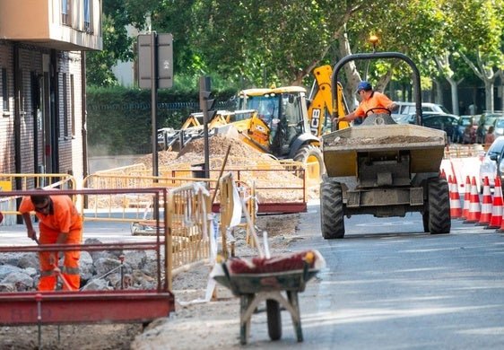 Obras en la calle Mirabel, junto a la Rondilla Santa Teresa.