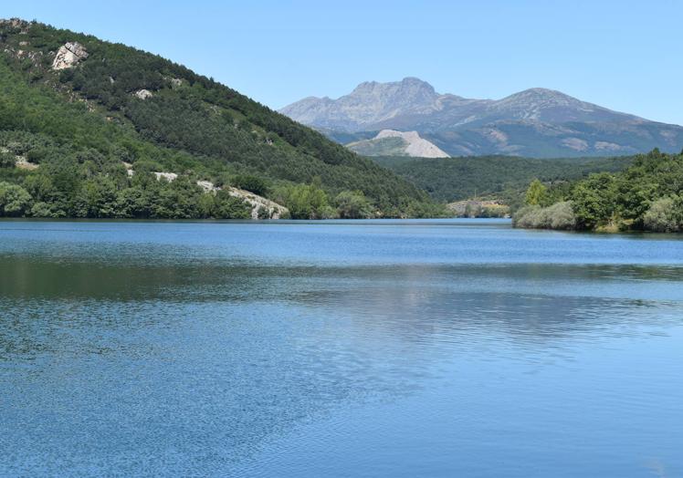 El pico Curavacas desde el embalse de Ruesga.