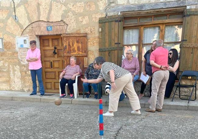 Un grupo de mujeres juega a los bolos en las pasadas fiestas.