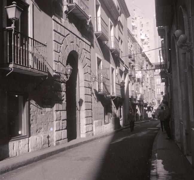 La calle de Correos en 1980, con la posada Caballo de Troya a la izquierda