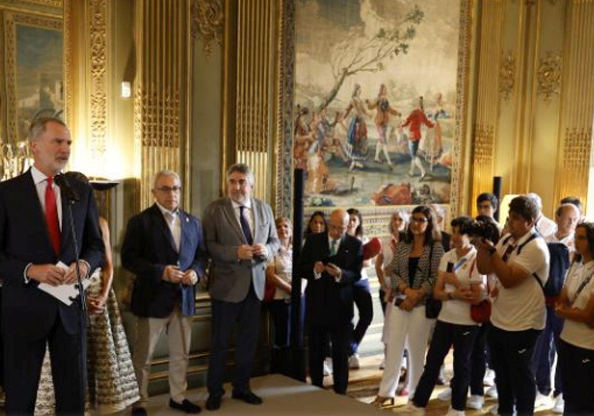 Felipe dirigiéndose a miembros del Equipo Olímpico Español, en la Embajada de París.