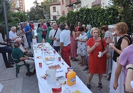 Merienda en la calle en el barrio de María Cristina.