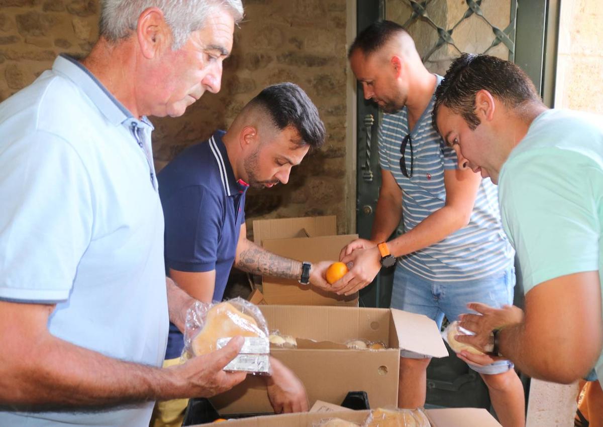 Imagen secundaria 1 - La localidad acogerá la proyección del documental 'Mi Amante la AgriculturaLos y los herrerenses recibirán pan con chocolate y una naranja.