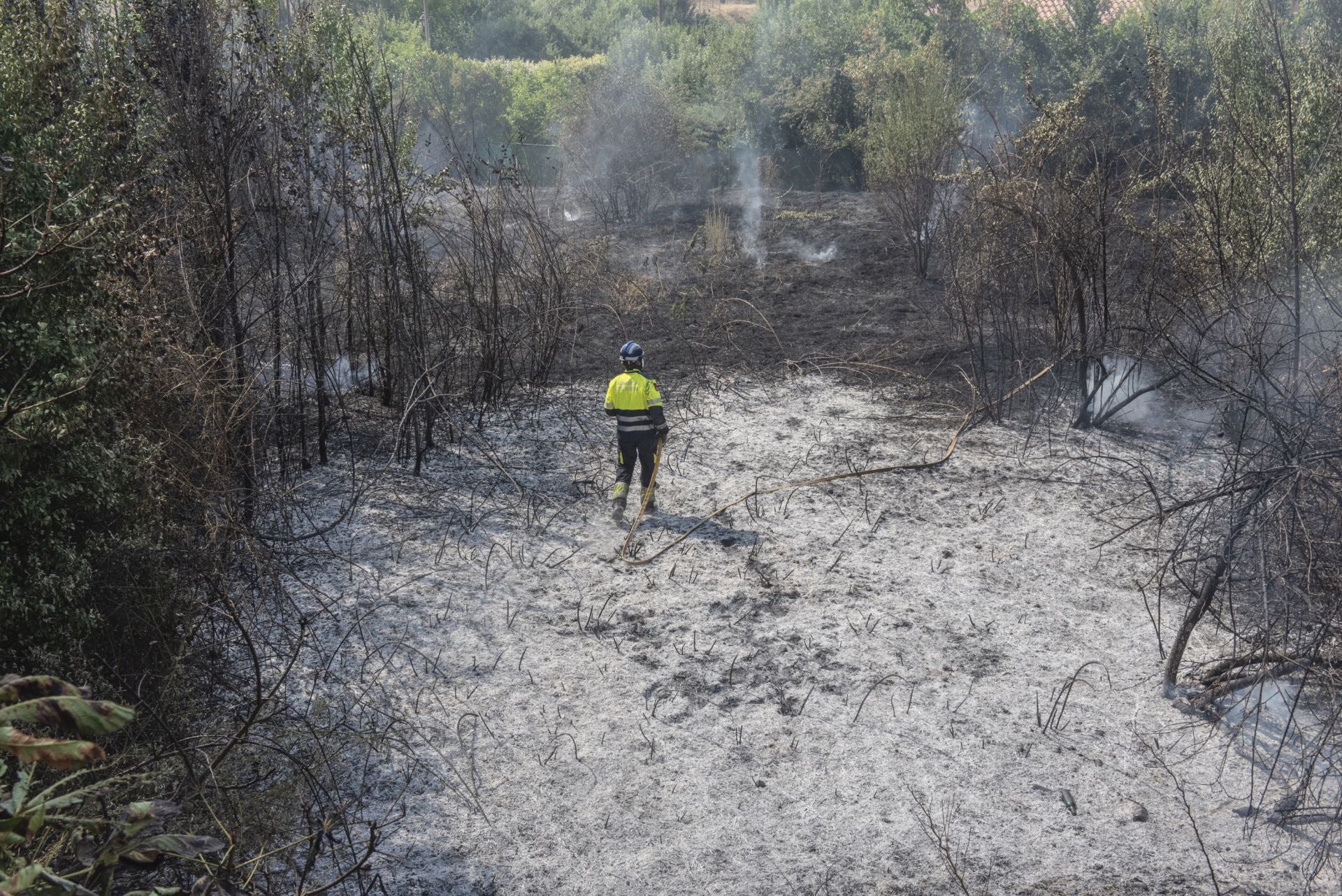 Fotografías del incendio junto al centro de salud de San Lorenzo