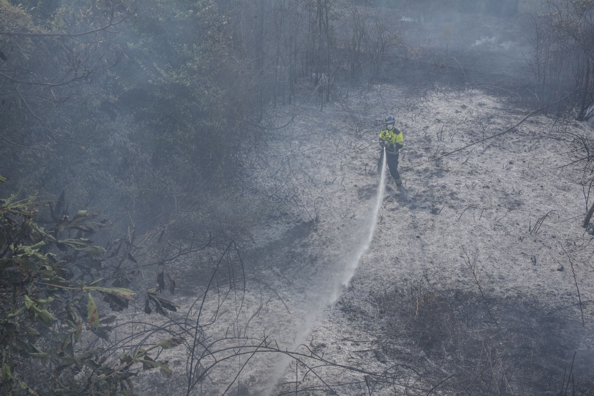 Fotografías del incendio junto al centro de salud de San Lorenzo