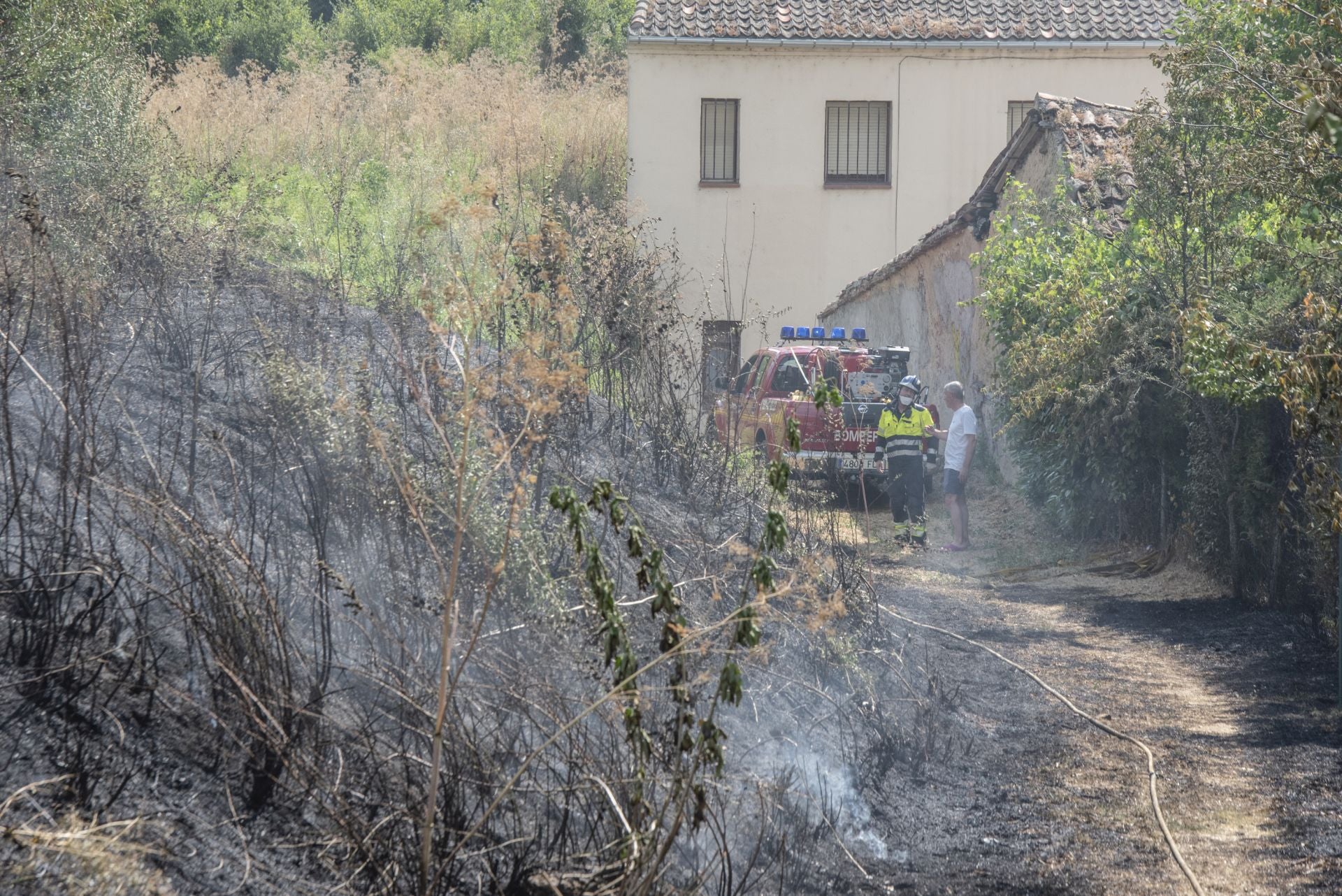 Fotografías del incendio junto al centro de salud de San Lorenzo