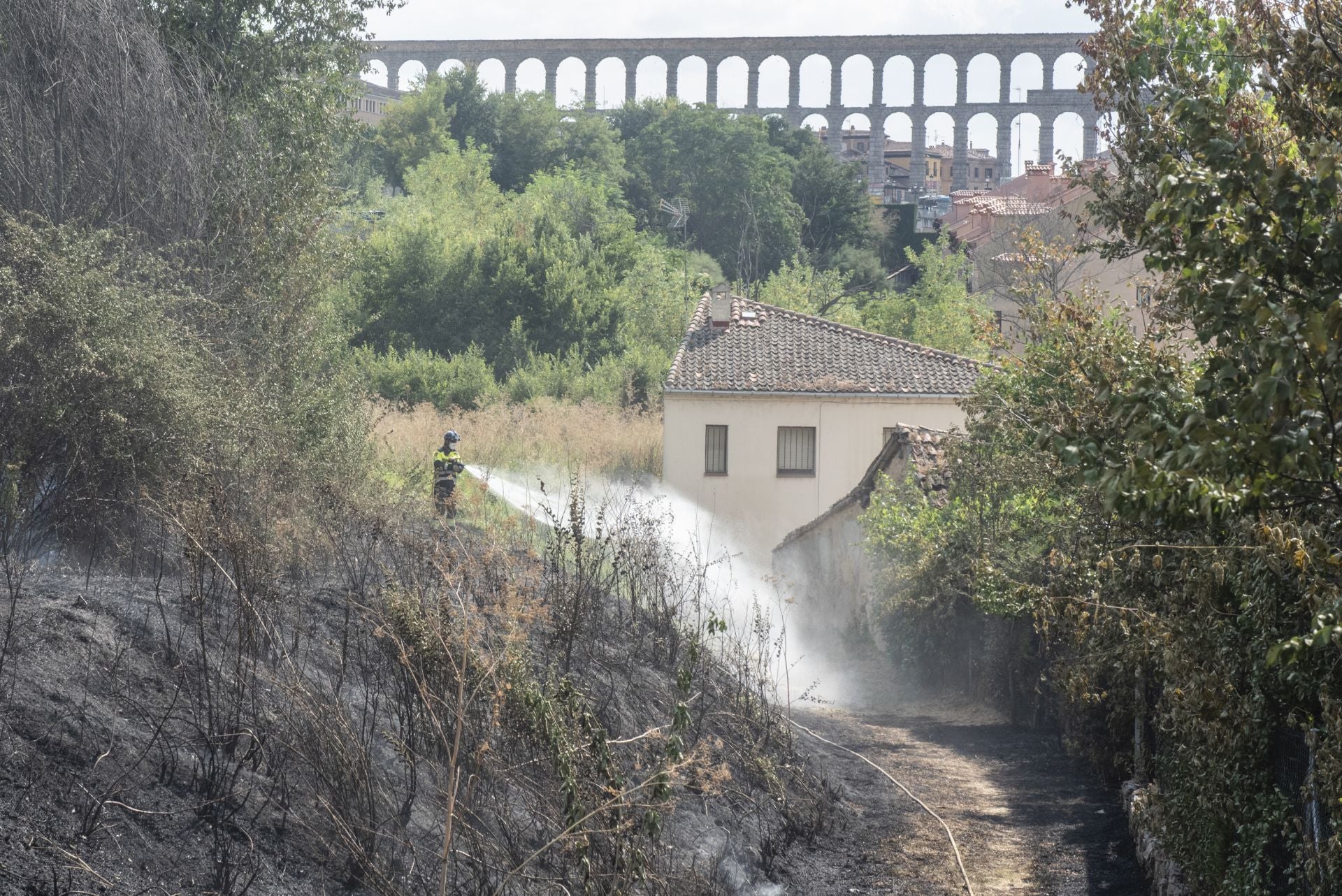 Fotografías del incendio junto al centro de salud de San Lorenzo