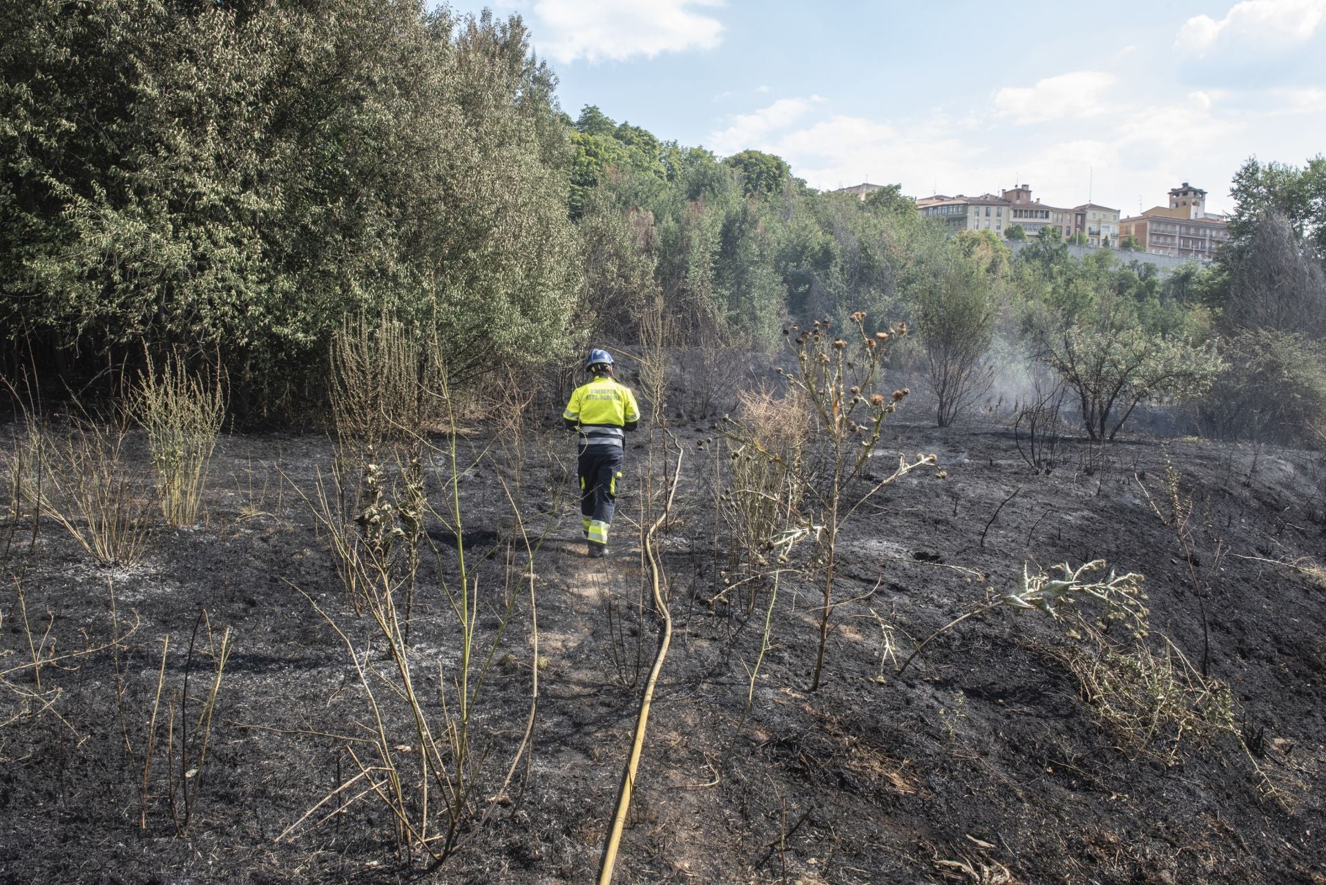 Fotografías del incendio junto al centro de salud de San Lorenzo