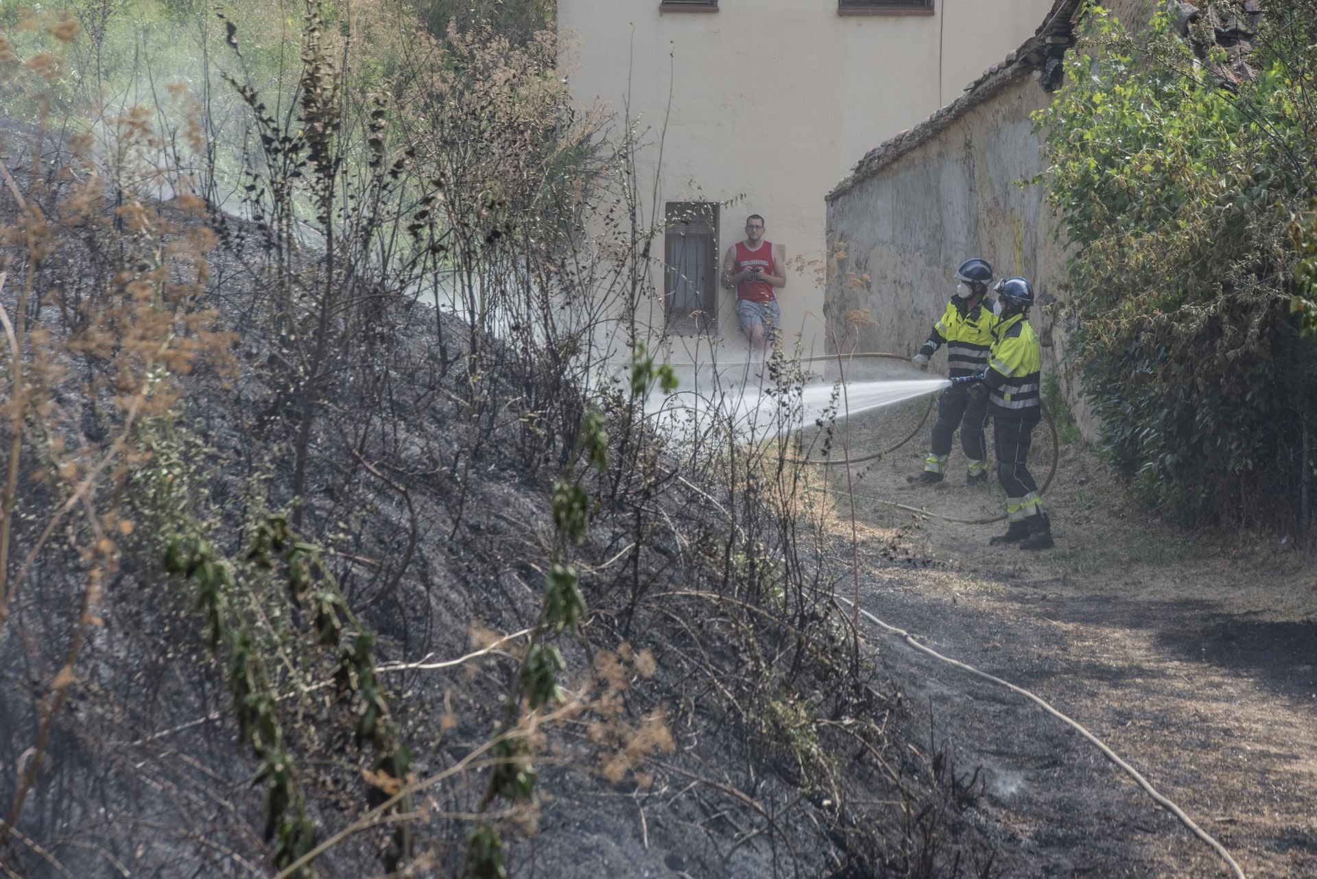 Fotografías del incendio junto al centro de salud de San Lorenzo