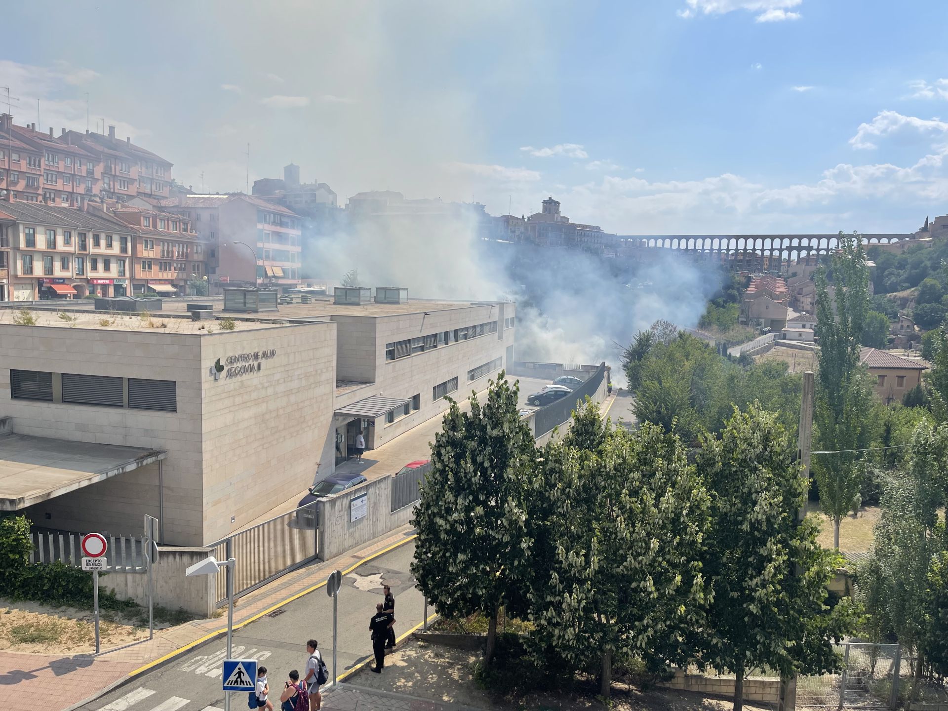 Fotografías del incendio junto al centro de salud de San Lorenzo