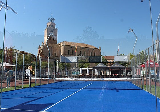Pista de pádel instalada en la Plaza Mayor de Medina del Campo