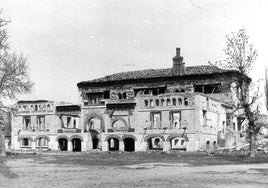 El palacio de los Power en ruinas a principios de los años 80.