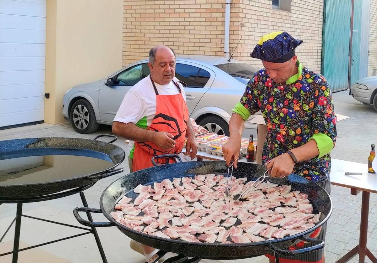 Preparativos del tradicional reparto de huevos y panceta con motivo de las Fiestas Patronales.