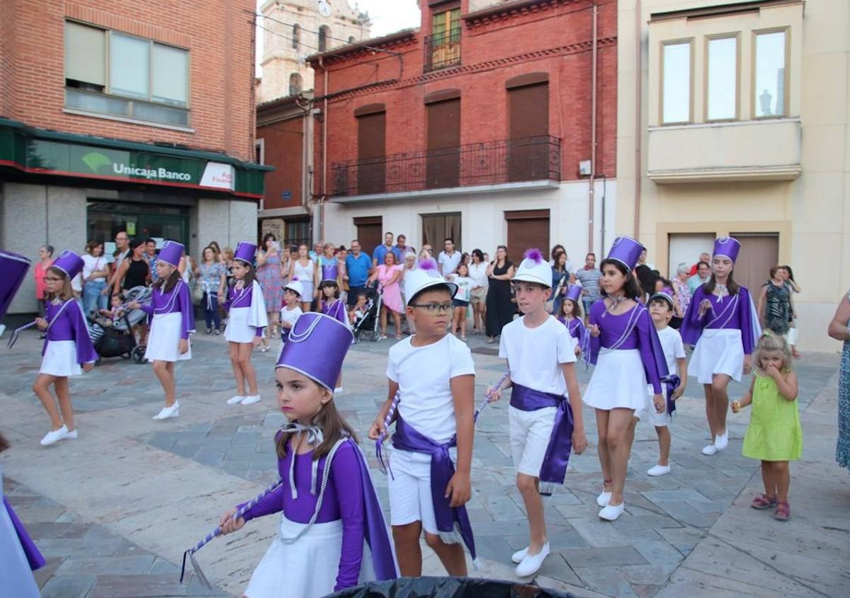 Imagen secundaria 1 - Paellada porpular con motivo del Día de las Peñas y desfile mixto de majorettes.