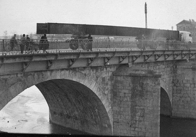 Traslado de la pasarela del Portillo en 1955 cruzando el puente Mayor.