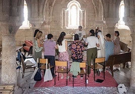 El músico y compositor Germán Yepes imparte un curso de canto en la sala capitular del monasterio de la Santa Espina.