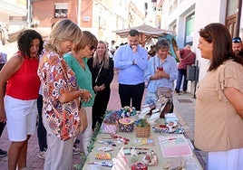 La alcaldesa de Baltanás, a la izquierda, el año pasado en uno de los puestos de la feria.
