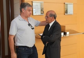 Enrique Hermoso, coordinador del Servicio de Deportes de la Diputación y amigo de la familia, da el pésame a Emiliano Haro, hermano de Mariano, hoy en el Tanatorio de Palencia.