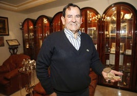 Mariano Haro, en su casa en 2019, con las cuatro medallas de subcampeon del mundo.