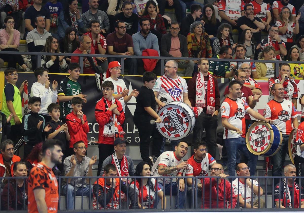 Afición del BM Nava durante un partido de la pasada temporada.