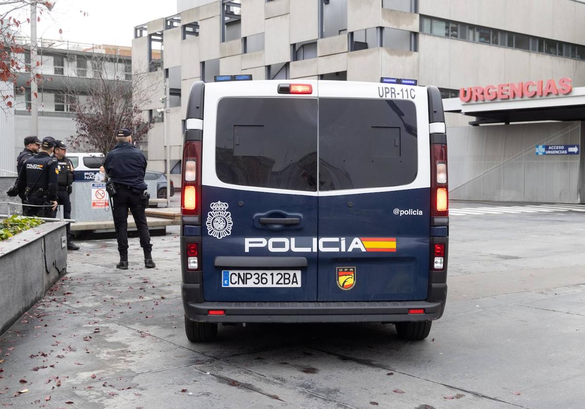 La Policía Nacional, en la puerta de Urgencias del Clínico en una imagen de archivo.