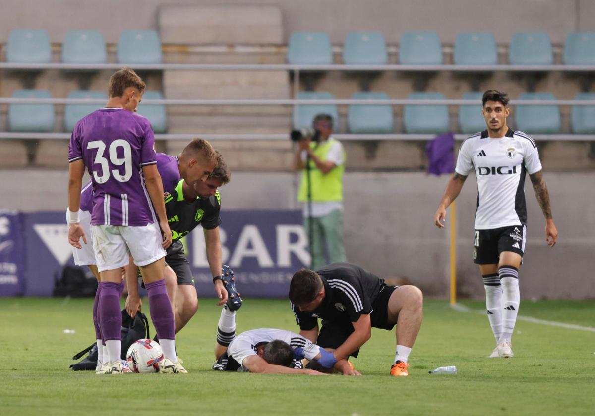 Los servicios médicos del Burgos CF atienden a Atienza, en La Balastera