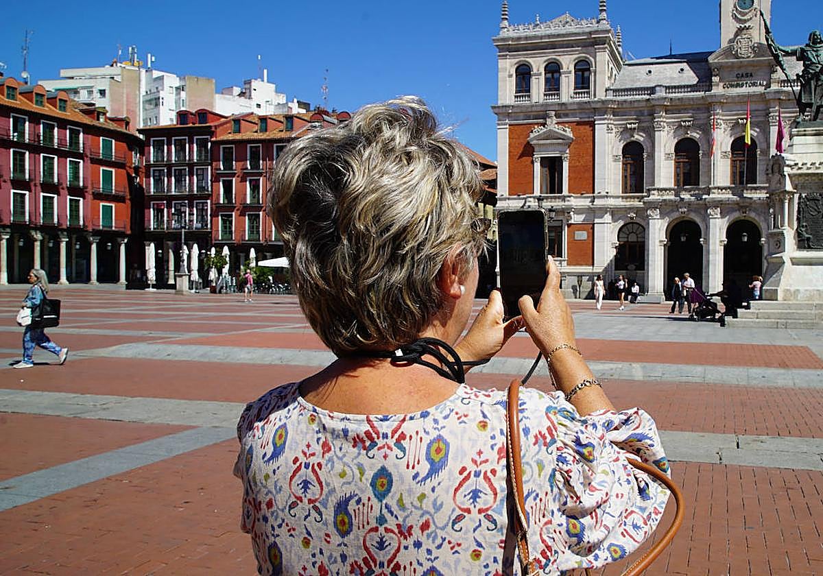 Una turista fotografía la Plaza Mayor de Valladolid.