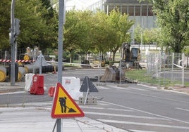 Corte en la calle Profesor Adolfo Miaja de la Muela por las obras de la red de calor.