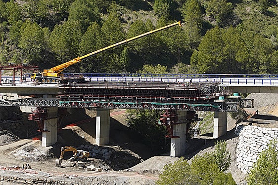 Obras de reconstrucción del viaducto de O Castro, en León.