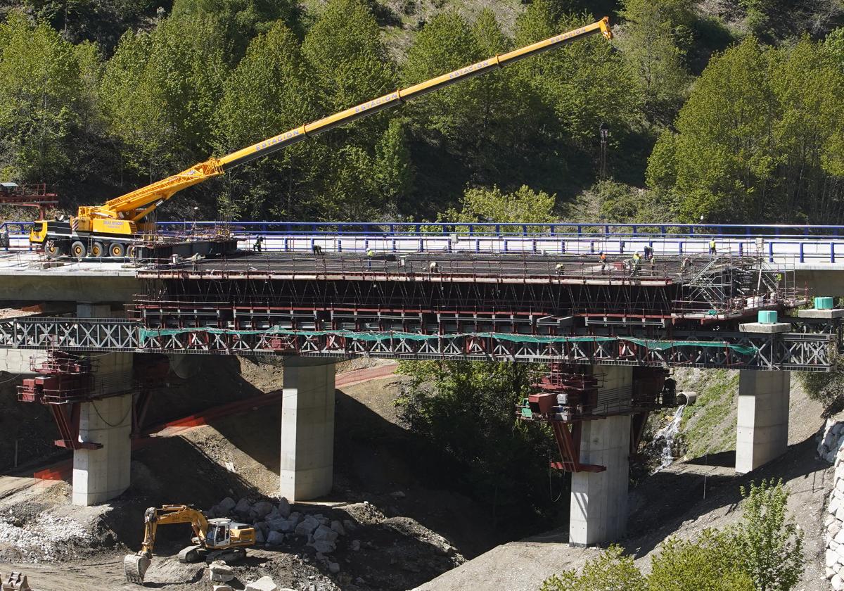 Obras de reconstrucción del viaducto de O Castro, en León.